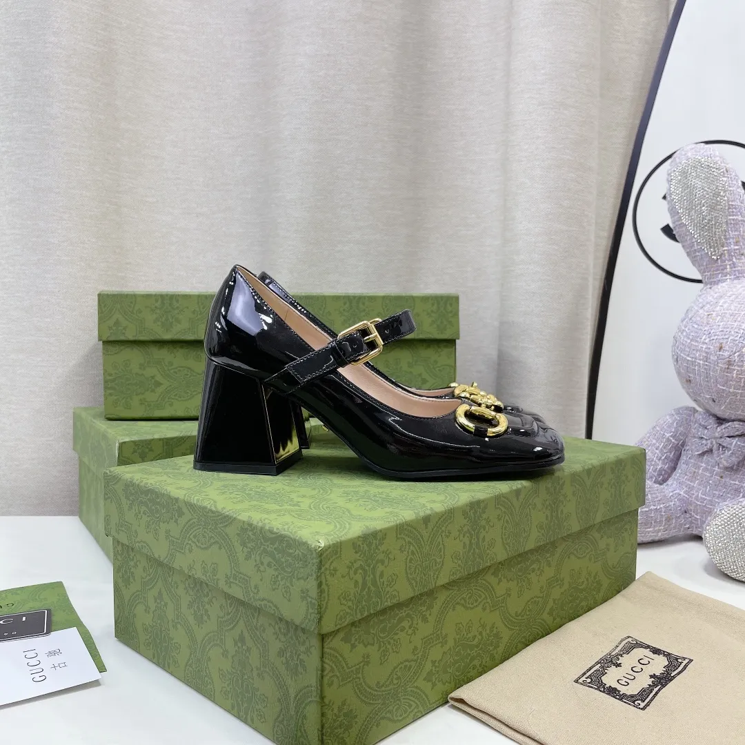 👟👟Ex-factory price👟👟Ex-factory price 480👟👟 ____New arrival____ GUCCI Gucci/Gucci high-end boutique 20212 early spring new model, original flavor and original quality! Every detail has been carefully crafted and can be compared with ZG, no second quality! Fabric: Original custom imported patent leather with molded hardware horsebit buckle from Dongguan Dachang Factory Lining/foot pads: High-end custom sheepskin lining Heel height: 7.5CM, electroplated gold+covered leather Outsole: Italian genuine leather sole Size: 34-41 (34.40.41. Customized, non-returnable) This medium-heeled pump is made of leather, with designs such as a square toe and a three-dimensional square heel. The exquisite and delicate details give the entire design an elegant charm. The gold-toned horsebit injects the brand’s logo into this look. ●Horsebit detail. Three-dimensional square heel. ●Created in Italy.